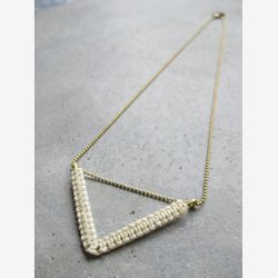 Collier Chevron Minimaliste . Macrame Moderne . Chaine Laiton Sans Nickel