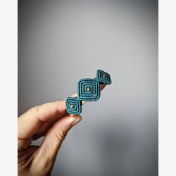 Bracelet bracelet bracelet . Ouvrez bracelet manchette . Micro-Macrame moderne . Conception textile géométrique. Bijoux en fibre . Design par .. raïz ..