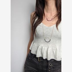 Pendentif CERCLE Laiton Doré . Collier Rond Noir . Macramé Moderne Minimaliste . Bijoux Textile . © Design par .. raïz ..