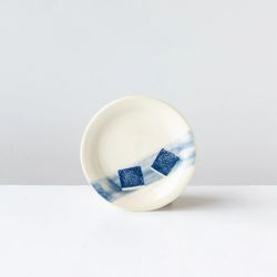 Assiette en porcelaine bleue et blanche